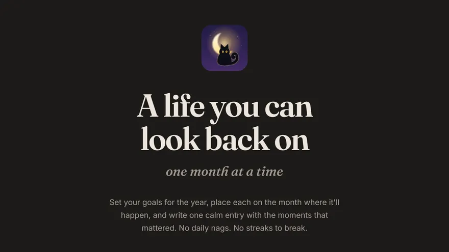 Getsu’s site: a crescent-moon cat mark above “A life you can look back on, one month at a time”